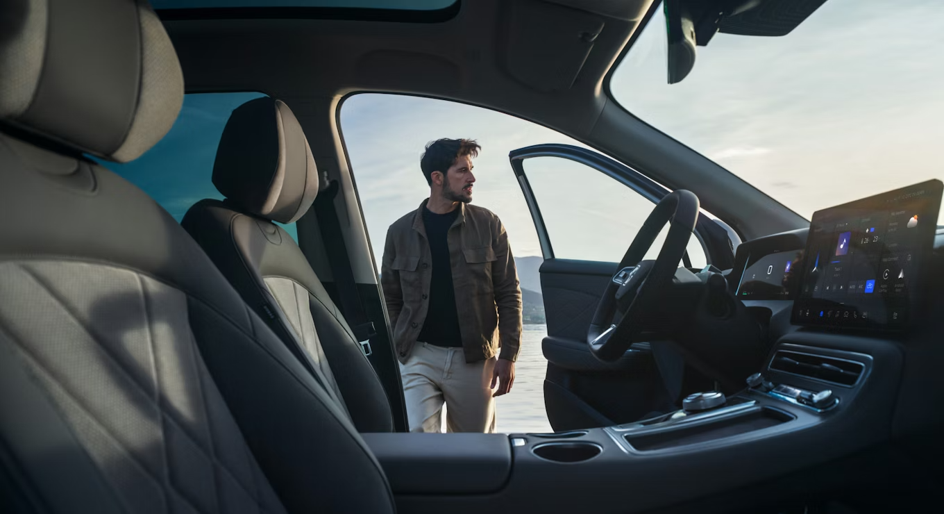 MGS6 EV Interieur-Ansicht von der Seite mit Cockpit und Sitzen